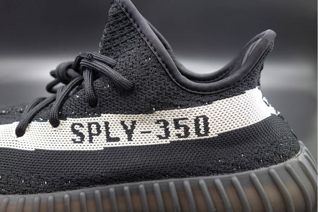 yeezy boost 350 v2 core black white (oreo)