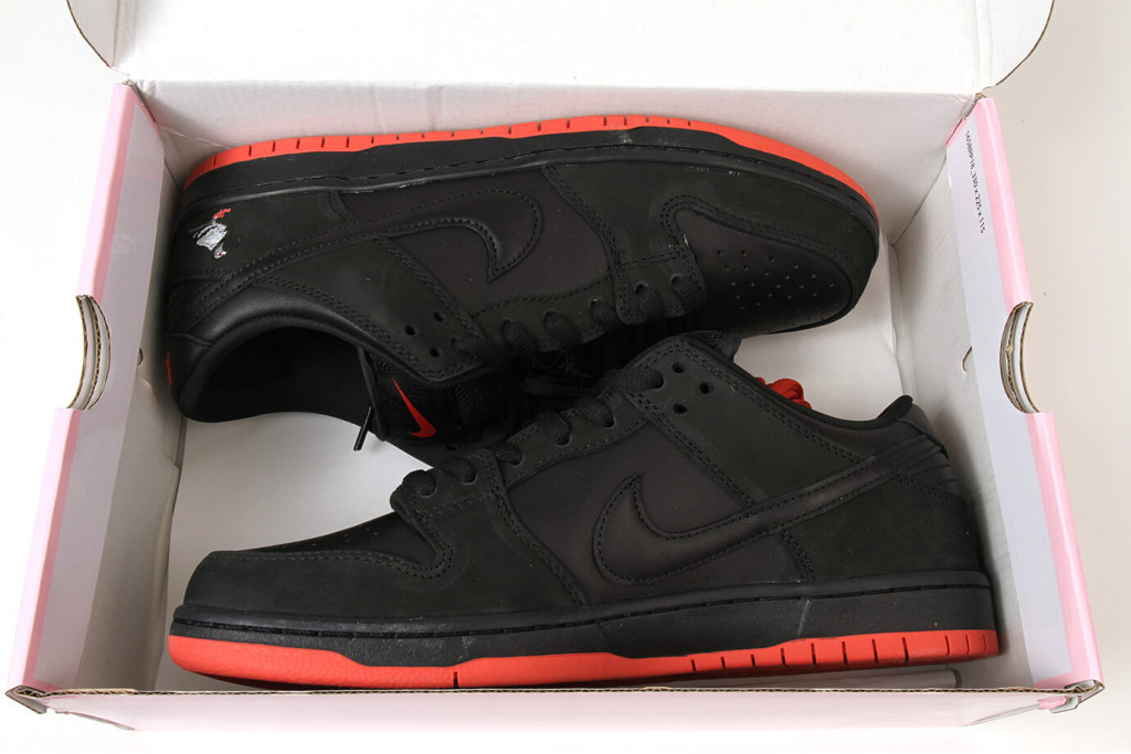 sb dunk low black pigeon