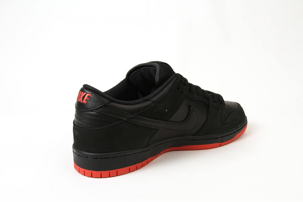 sb dunk low black pigeon