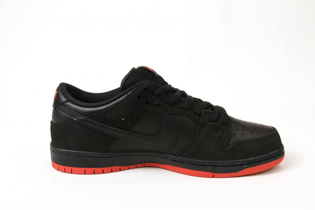 sb dunk low black pigeon