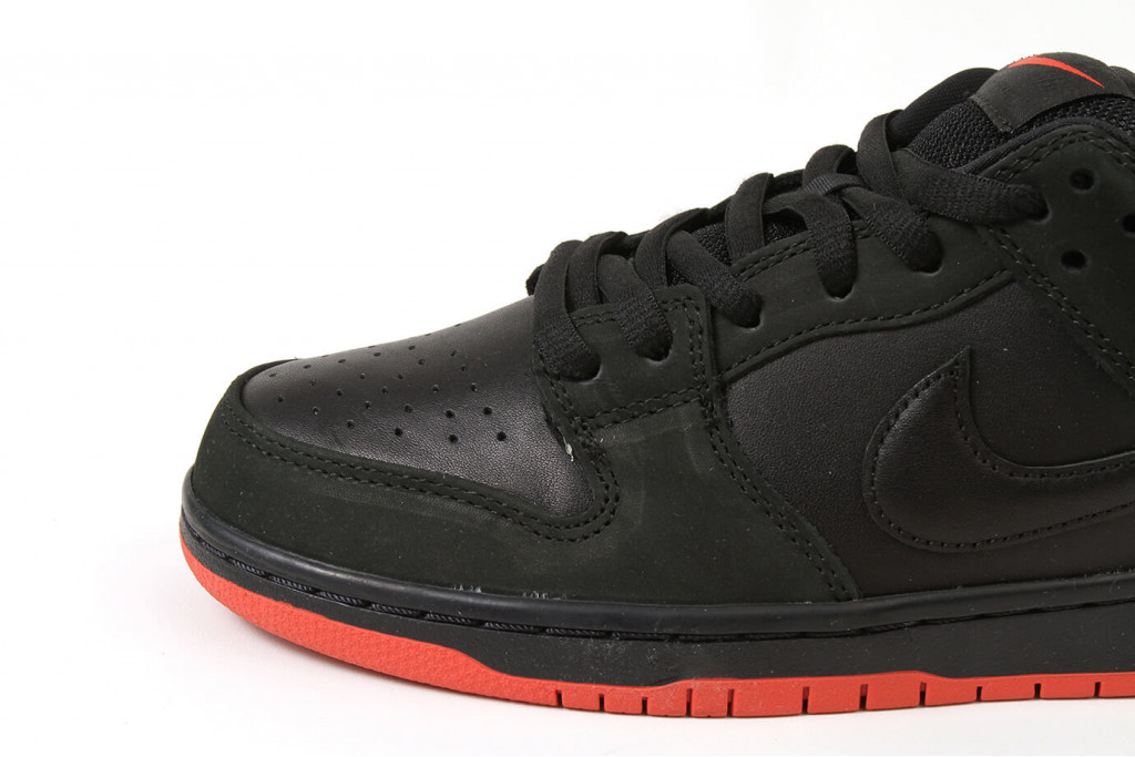 sb dunk low black pigeon