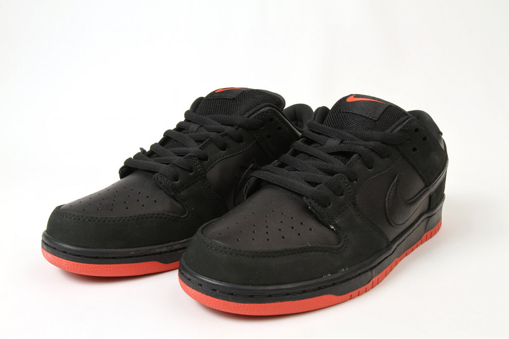 sb dunk low black pigeon