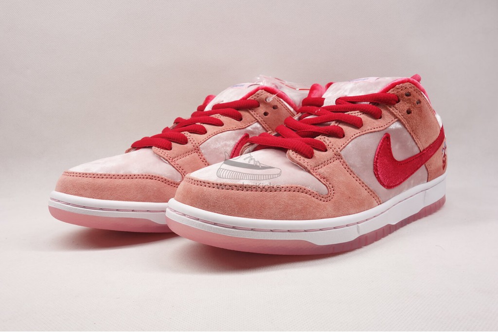 sb dunk low strangelove skateboards