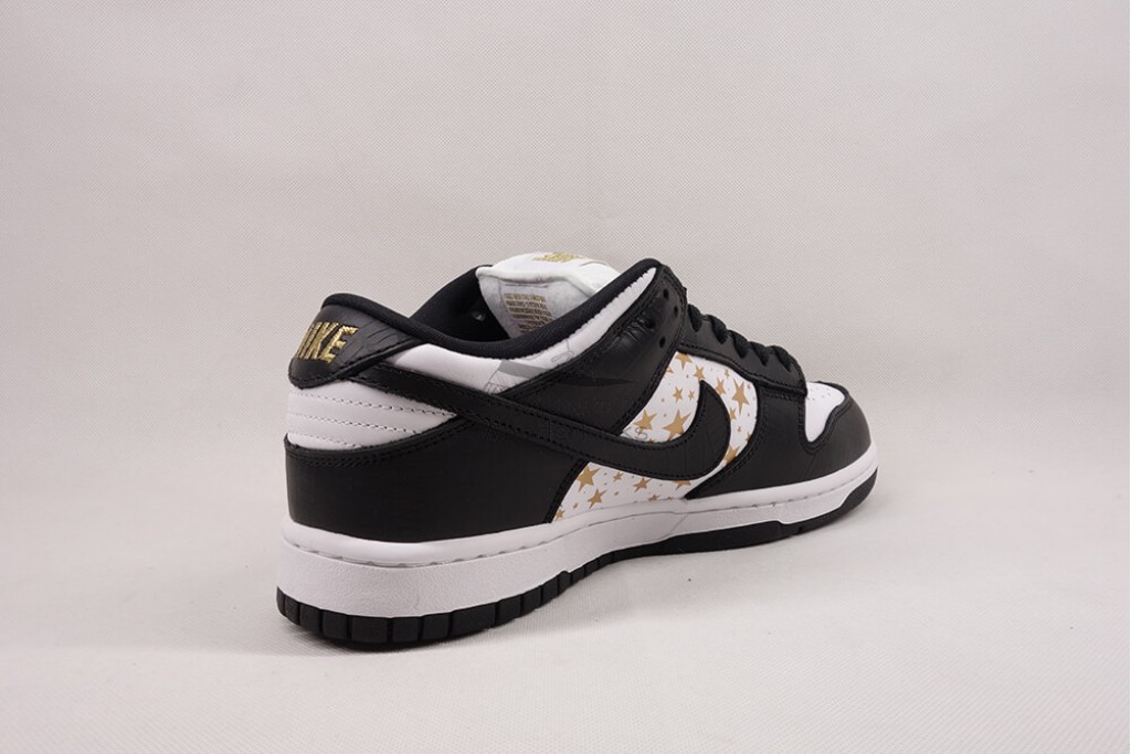 sb dunk low Sup*e stars black