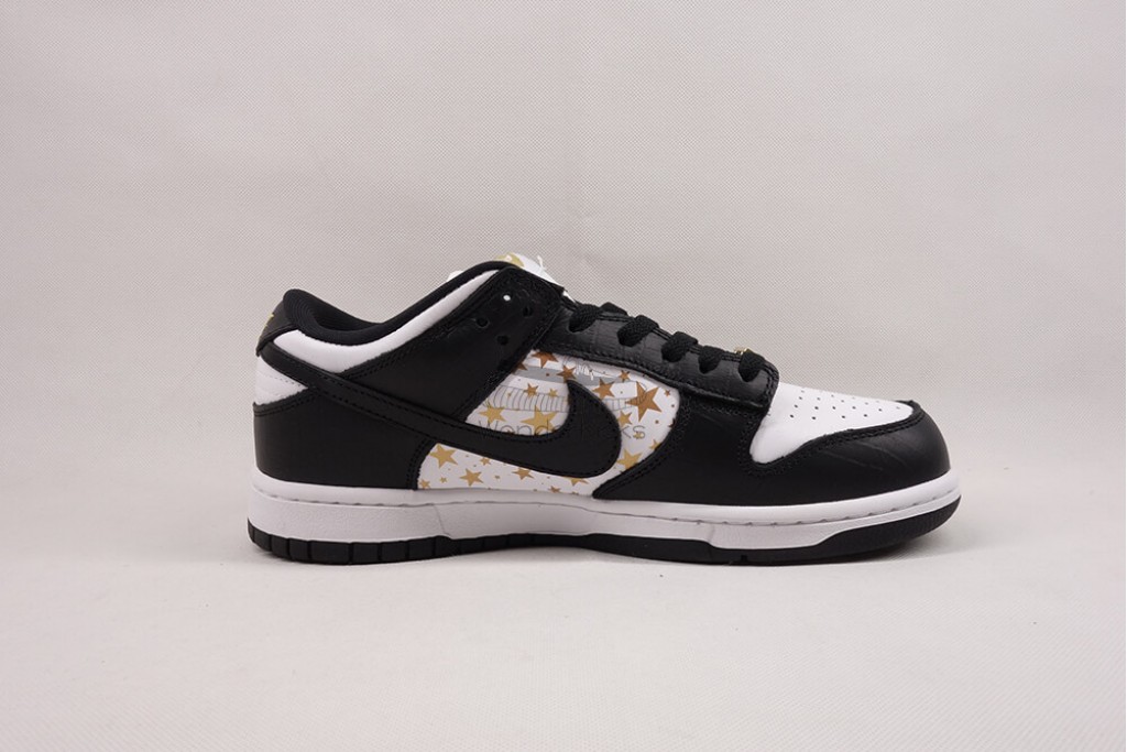 sb dunk low Sup*e stars black