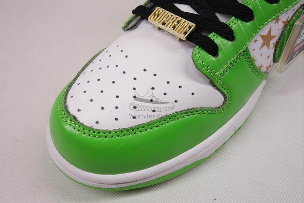 sb dunk low Sup*e stars mean green