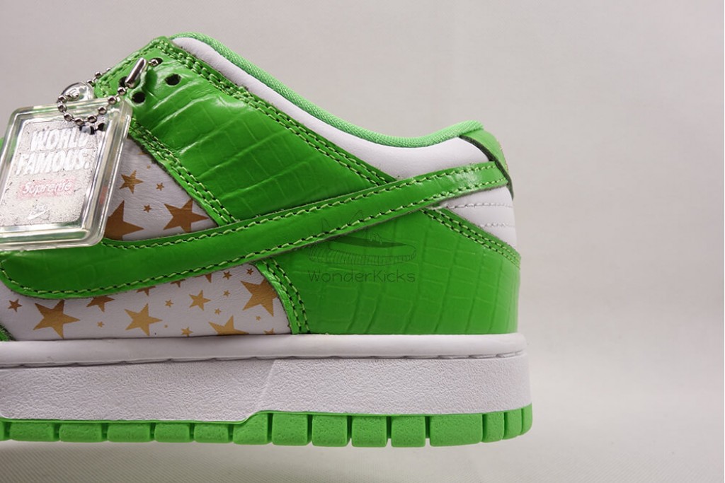 sb dunk low Sup*e stars mean green