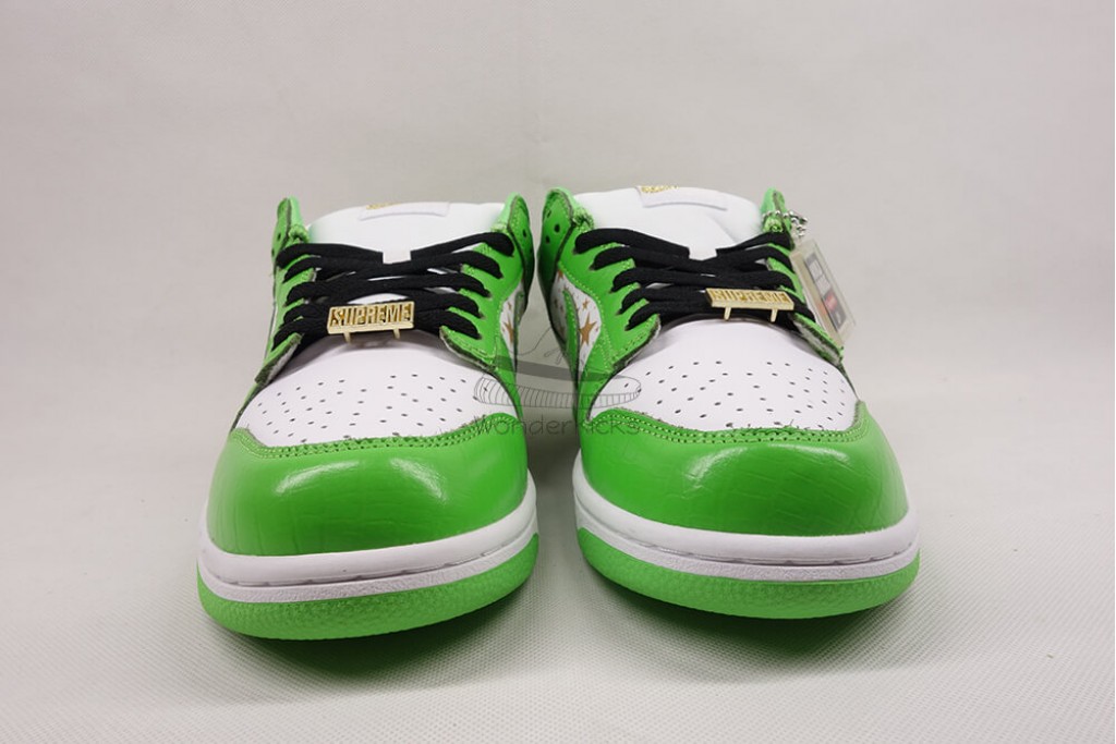 sb dunk low Sup*e stars mean green